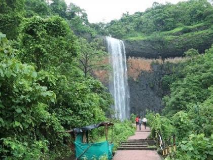 The dead body of the girl was found near the Savatsada waterfall | Ratnagiri: सवतसडा धबधब्याजवळ आढळला तरूणीचा मृतदेह, घातपाताचा संशय 