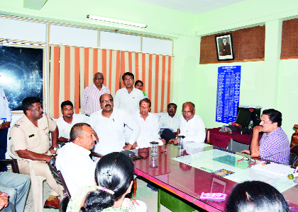 The Land Records office is full of trees! | भूमी अभिलेख कार्यालयाची झाडाझडती!