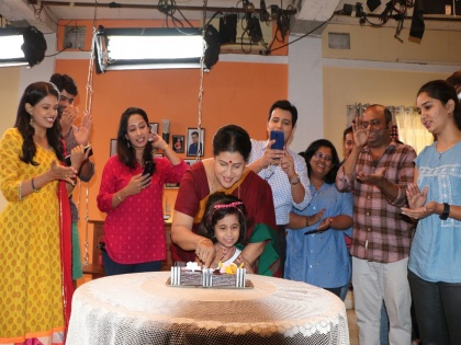 Savita Prabhune's Birthday, Special Surprises by Artists On the Set Of Saath De Tu Mala | सविता प्रभुणेंच्या वाढदिवसाच्या निमित्ताने सेटवर झाली जंगी पार्टी, कलाकारांनी दिले खास सरप्राईज