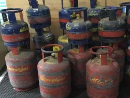 Kupwad police raided an illegal center that filled gas from domestic cylinders into commercial cylinders | Sangli: सावळीत गॅसचा काळाबाजार, तिघांना अटक; कुपवाड पोलिसांची कारवाई 