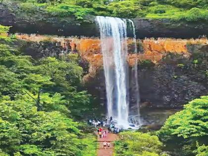 Crowd of tourists at Savatsada Falls which is only about 4 km from Chiplun | Waterfalls in Konkan: चित्ताकर्षक सवतसडा; ‘सवतसडा’ नावाची 'अशी' आहे कहाणी.. वाचा सविस्तर