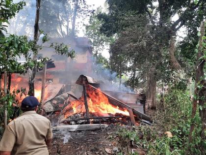 Fire at Sawantwadi, fire brigade arrives at the scene | सावंतवाडीत भरवस्तीत आग, अग्निशामक बंब घटनास्थळी दाखल