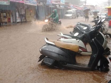 Sindhudurg: Heavy rain: Water in Banda market including Sawantwadi, many shops flooded | मुसळधार पाऊस: सावंतवाडीसह बांदा बाजारपेठेत पाणीच पाणी, अनेक दुकानात शिरले पाणी