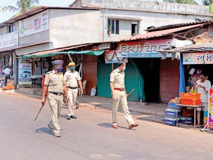 CoronaVirus Lockdown: Police closed shops in the market | CoronaVirus Lockdown : पोलिसांनी बाजारपेठेत फिरून दुकाने केली बंद