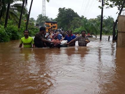 40 to 50 people are trapped in a house sawantwadi banda | बांद्यात 40 ते 50 माणसे घरामध्ये अडकली, बाजारपेठेसह घरे पाण्याखाली            