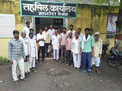 Road work closed; The villagers were pushed into the tehsil office | रस्त्याचे काम बंद; गावकरी धडकले तहसिल कार्यालयात