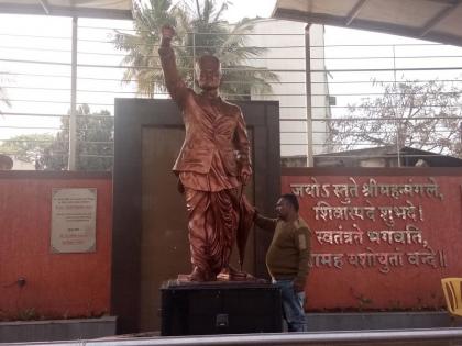 Ink through on the statue of Savarkar in Aurangabad | औरंगाबादमध्ये सावरकरांच्या पुतळ्यावर शाईफेक