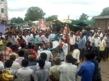 sant sawata porcession at Shirpur; Distribution of Mahaprashad | शिरपुरात संत सावता माळीचा जयघोष; भाविकांना महाप्रसादाचे वितरण