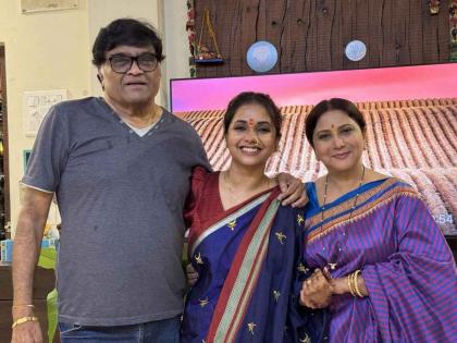 Ashok Saraf and Nivedita Saraf took ganpati darshan at Sayali Sanjeev s home | सायली संजीवच्या घरी आल्या निवेदिता सराफ; फोटो पोस्ट करत म्हणाल्या, 'लेकीकडचं...'