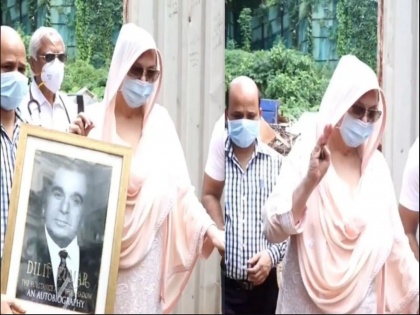 Saira Bano appeared for the first time after the death of Dilip Kumar,holds his framed picture | चेहऱ्यावर थकवा, हातात पतीचा फोटो, दिलीप कुमार यांच्या निधनानंतर पहिल्यांदाच दिसल्या सायरा बानो