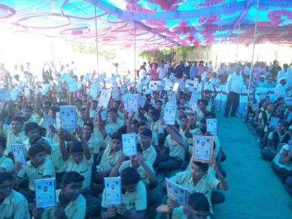 Distribution of school materials to ten thousand students in Tegge | सायगावात दहा हजार विद्यार्थ्यांना शालेय साहित्य वाटप