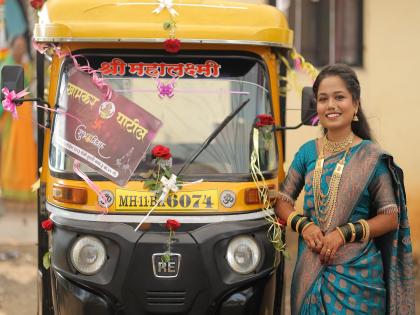 Satara rickshaw driver Vijay Khamkar daughter Saili went to the wedding hall in a rickshaw | डोली, कार नाही, तर नवरी आली चक्क रिक्षातून लग्नमंडपात; रिक्षाचालक बापाच्या कष्टाला अनोखा सलाम