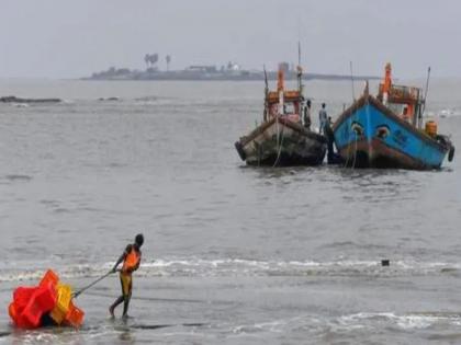 Heavy rains hit fishing; Demand to declare wet drought by koli community | पावसाचा तडाका मासेमारीला बसला फटका; ओला दुष्काळ जाहीर करण्याची मागणी