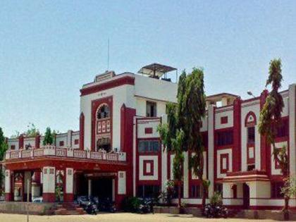 Trustees of the reputed Saraswati Bhuvan Education Institute out of order | नामांकित सरस्वती भुवन शिक्षण संस्थेचे विश्वस्त नियमबाह्य