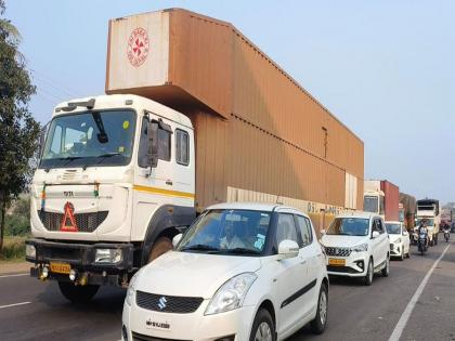 Heavy traffic jam at Khambataki Ghat; Many vehicles stopped on the way due to engine overheating | खंबाटकी घाटात प्रचंड वाहतूक कोंडी; इंजिन गरम झाल्यानं अनेक वाहनं वाटेतच बंद