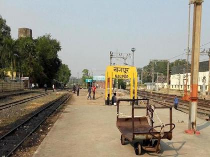 A student's hand slipped while trying to board a running train in nagpur railway station | धावत्या रेल्वेत चढण्याच्या प्रयत्न, विद्यार्थिनीचा हात घसरला अन्...; जिवाचा थरकाप उडवणारी घटना