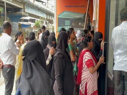 Bhiwandi Ladaki Bahin Yojana beneficiary women crowd outside the bank; Happy to get money | भिवंडीत लाडकी बहीण योजनेतील लाभार्थी महिलांची बँकेबाहेर गर्दी; पैसे मिळाल्यानं आनंद