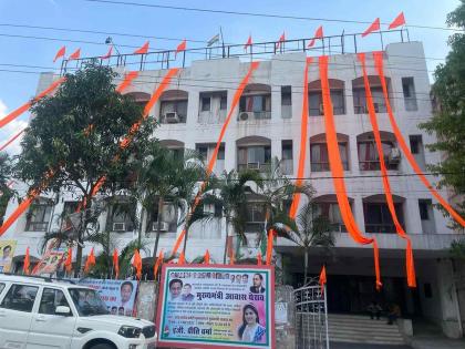 After BJP now Congress's Hindutva agenda; The saffron flag was hoisted on the MP office for the first time | भाजपानंतर आता काँग्रेसचा हिंदुत्ववादी अजेंडा; पहिल्यांदाच कार्यालयावर फडकला भगवा झेंडा