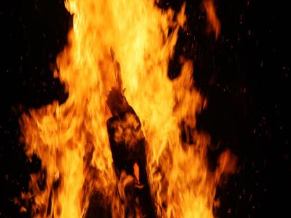 Husband burns wife for not giving bullet bike at UP | बुलेट न दिल्यानं पतीनं पत्नीला जाळून मारलं; दीड महिन्याची चिमुरडी पोरकी झाली