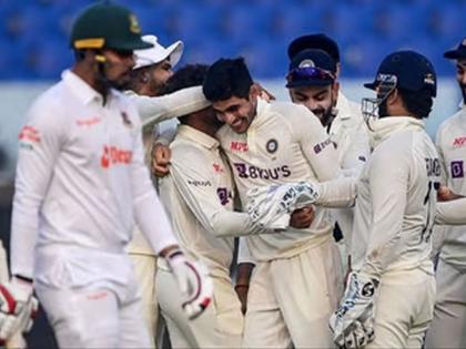 Bangladesh's crunch against Kuldeep; Trailing by 271 runs | कुलदीपपुढे बांगलादेशची दाणादाण; २७१ धावांनी पिछाडीवर