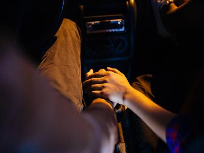 Action was taken on a young man driving a car at a speed of 160 km per hour with his girlfriend sitting | युवकाचा 'कार'नामा! गर्लफ्रेंडला सोबत घेत १६० किमी स्पीडनं पळवली मर्सिडीज, मग...