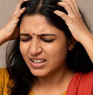 केसात कोंडा नसतानाही डोकं सतत का खाजवतं? पाहा कारणं आणि सोपे उपाय