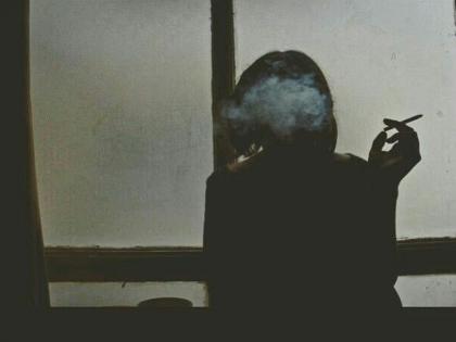 Photo taken by friends while smoking cigarettes; 11th grade girl commits suicide due to fear | सिगरेट ओढताना मित्रांनी काढला फोटो; भीतीपोटी ११ वीत शिकणाऱ्या मुलीची आत्महत्या