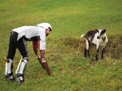 Science behind the man who turned himself into a goat | बाबो! शास्त्रज्ञ बनला शेळी अन् गवतही खाऊ लागला; कारण ऐकलं तर हैराण व्हाल 