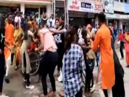 Two Girls Clashed in Kanpur Over A Lover, Fighting And Sabotage Took Place On Both Sides | एकाच मुलावर दोघींचा जीव जडला, २०-२५ जण एकमेकांना भिडले; हाणामारी, तोडफोड अन्...