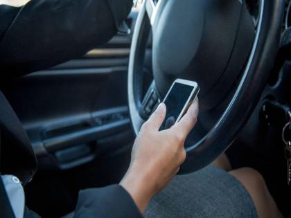 Watch mobile even while driving; 15 thousand people fined in eight months | गाडी चालवतानाही मोबाइलप्रेम सुटेना; आठ महिन्यांत १५ हजार जणांना दंड