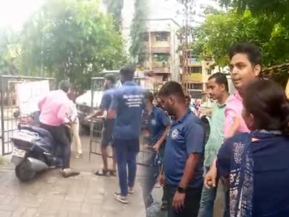 A woman speeding a bike over a traffic policeman; Accused lawyer couple arrested | महिला वाहतूक पोलिसाच्या अंगावर वेगाने दुचाकी घातली; आरोपी वकील दाम्पत्याला अटक