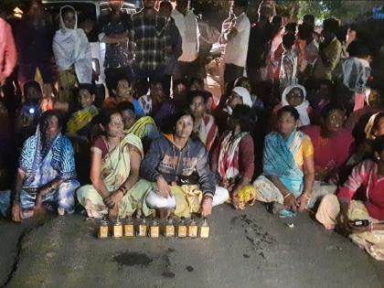 Stop the way of tribal women against illegal liquor sale | अवैध दारू विक्रीविरोधात आदिवासी महिलांचा रास्ता रोको