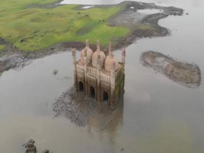 A mosque that was submerged in water 30 years ago suddenly appeared in Nawada | कुदरत का करिश्मा! ३० वर्षापूर्वी पाण्यात बुडालेली मशीद अचानक बाहेर आली, मग...