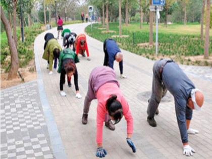 Boredom, agitation or exercise?; People started walking again on four legs at china | कंटाळा, आंदोलन की व्यायाम?; माणसं पुन्हा चालायला लागली चार पायांवर 