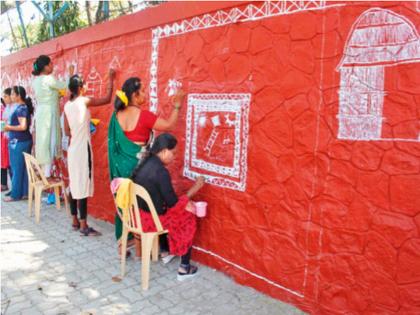 World's largest warli painting by 120 women painters | १२० महिला चित्रकारांनी साकारले जगातले सर्वात मोठे वारली चित्र 