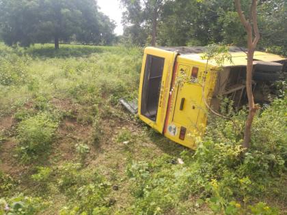 The school bus went down the road and overturned in a field, 30 students escaped unharmed | स्कूलबस रस्त्याखाली उतरून शेतात उलटली, ३० विद्यार्थी बालंबाल बचावले