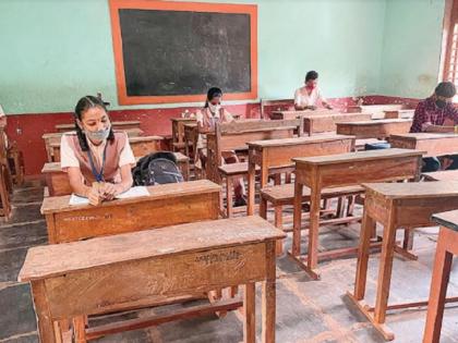 Very low attendance of students in schools due to closure of bus service due to strike of ST staff | ST Strike : काही दिवसांपूर्वीच सुरू झालेल्या शाळा पुन्हा पडू लागल्या ओस