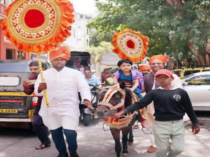 In Pune Child girl rode a horse and entered the school in royal style | School Open: पुण्यात चिमुकलीचा घोड्यावर स्वार होऊन राजेशाही थाटात शाळेत प्रवेश