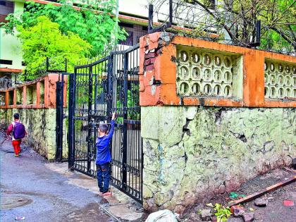 Old building wall break ; But why would the administration be responsible only after the accident? | जुन्या इमारतीच्या सीमाभिंतीला गेले तडे; पण प्रशासन दुर्घटनेनंतरच होणार का जागे?