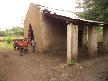 Nandra school buildings dengarous to students | नांद्रा येथील जिल्हा परिषद शाळेच्या खोल्या  शिकस्त