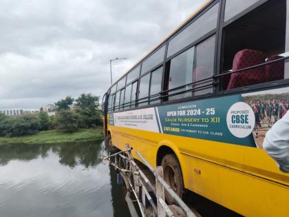 Accident on the bus of Indrayani Bus half outside the bridge by breaking the wall 70 children were taken out by breaking the glass in bhosari | इंद्रायणीच्या तीरावर अपघात; कठडा तोडून बस अर्धी पुलाच्या बाहेर, ७० मुलांना काचा फोडून काढले बाहेर