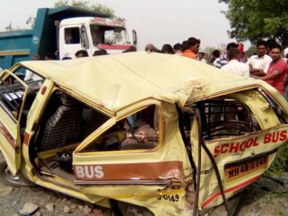 Unmanned Tipper school collapses in Vancouver, 9 injured | नागपुरात अनियंत्रीत टिप्परची स्कूल व्हॅनला धडक , ९ जखमी