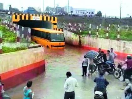 A school bus was trapped in an underbridge filled with water | पाण्याने तुडुंब भरलेल्या अंडरब्रिजमध्येस्कूल बस फसली