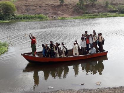 The fatal journey of the students from the disaster board is the death of the pilgrims | निकामी झालेल्या होडीतून विद्यार्थ्यांचा जीवघेणा प्रवास  