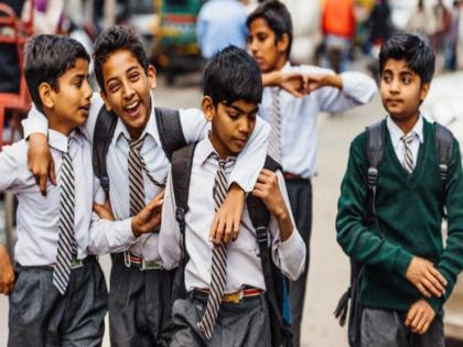 Study understands and hands on meetings with friends says the student Offline school life is happy | "अभ्यास समजतो अन् मित्रमैत्रिणींशी हाेते भेट", विद्यार्थी म्हणतात; ऑफलाइन शाळांची मज्जाच...