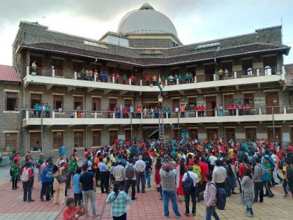 'Bharat Mata Ki Jai...' Chandomama met India, students danced raising the tricolor | 'भारत माता की जय...' चांदोमामाला भेटला भारत, तिरंगा उंचावत विद्यार्थ्यांनी केला डान्स