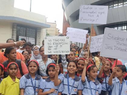 School closed so new school will be held at the municipal headquarters and teachers get angry | शाळा बंद... आता महापालिका मुख्यालयात भरवणार शाळा, शिक्षकांनी दिला ठिय्या