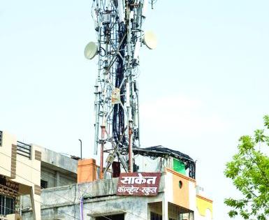 Mobile towers built on school building in Nagpur | नागपुरात  शाळेवर उभारले मोबाईल टॉवर