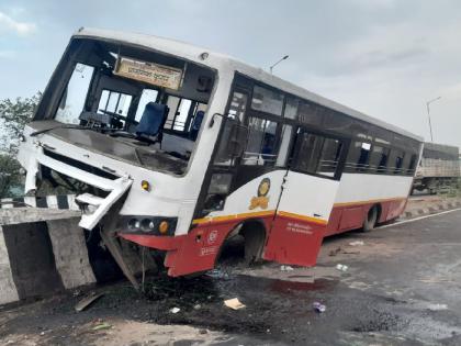 Accident of ST bus carrying student trip on Mumbai Goa highway at Nandgaon Otav Phata | Sindhudurg: शाळेची सहल घेऊन येणाऱ्या एसटी बसचा अपघात, सुदैवाने दुर्घटना टळली