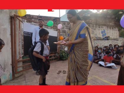 school bell rang welcome students to school 15 june pune latest news | शाळेची घंटा वाजली! औक्षण करून विद्यार्थ्यांचे शाळेत स्वागत